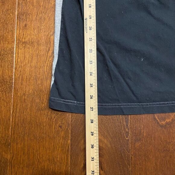 NHL Detroit Red Wings Hockey 2-Tone Grey Black Red T-Shirt Mens Size Medium - Picture 7 of 7